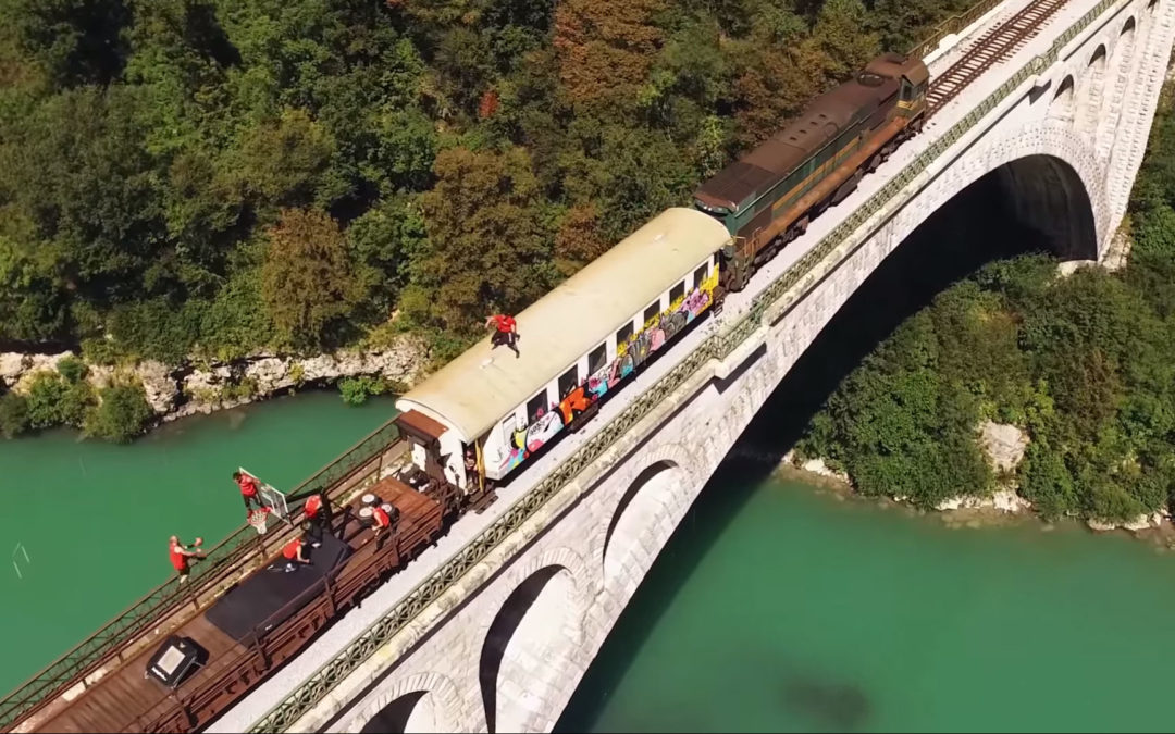 Dunking Devils: Deset let viralnih zgodb